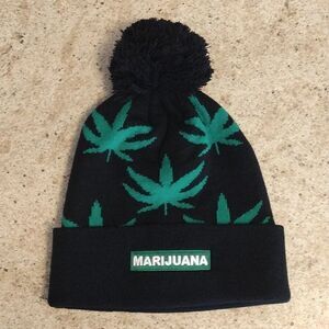 Black Green Leaf Print Grunge Cuffed PomPom Knit Beanie NWOT